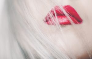 Blond Haare und rote Lippen